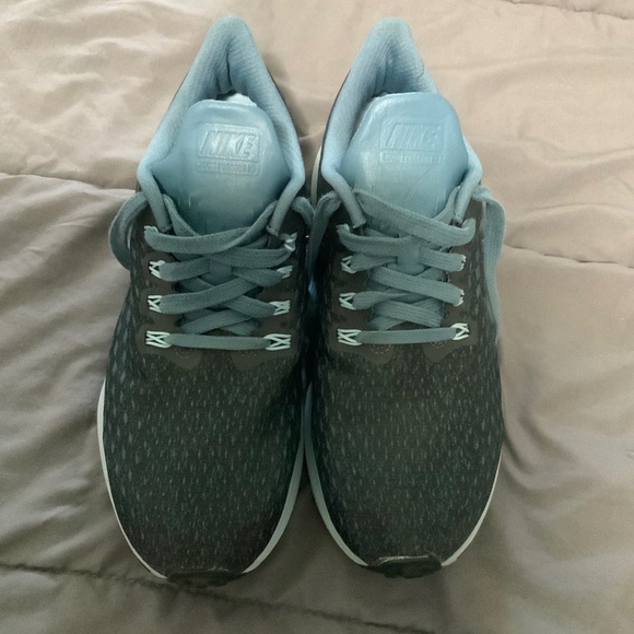 Women's Niki Shoes, Size 8 1/2 - Picture 3 of 6